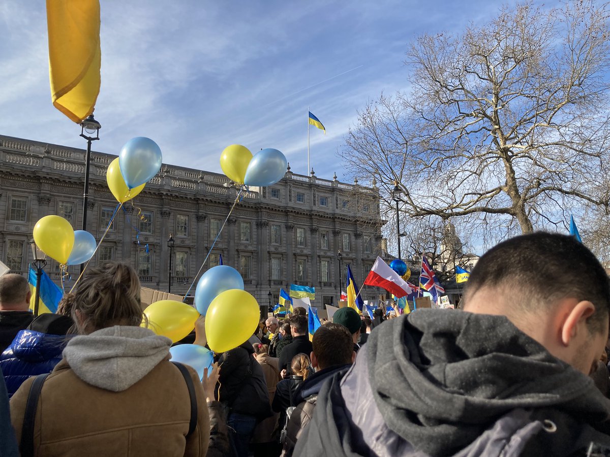 pennypaperbrain's tweet photo. Ukrainian flag on Downing St. https://t.co/VUx4IHJI3V