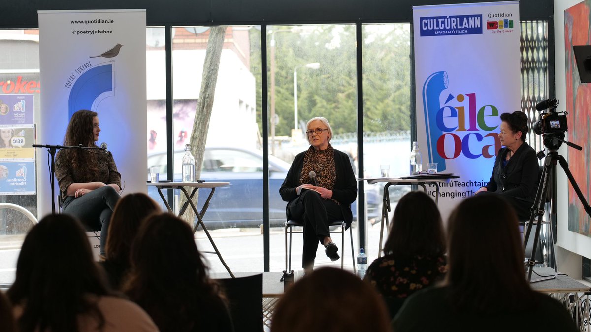Culturlann's tweet photo. @CaoimheChats i gcomhrá le beirt laoch na filíochta agus scríbhneoireachta @celiadefreine @máiredinnywren 

#féilefocal #athrúteachtaireachta #changingthemessage @poetryjukebox https://t.co/DOrK8pwE9H