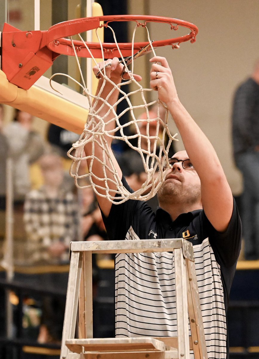 SplashUnited3's tweet photo. Proud to coach where Joe and Mia go to school. And proud of the 2022 Oakwood Lumberjacks, 20 wins and outright SWBL Champs - first time since 1992. 🪜✂️ #BannerYear #GoJacks #NetWorthy https://t.co/pqZH1phQid