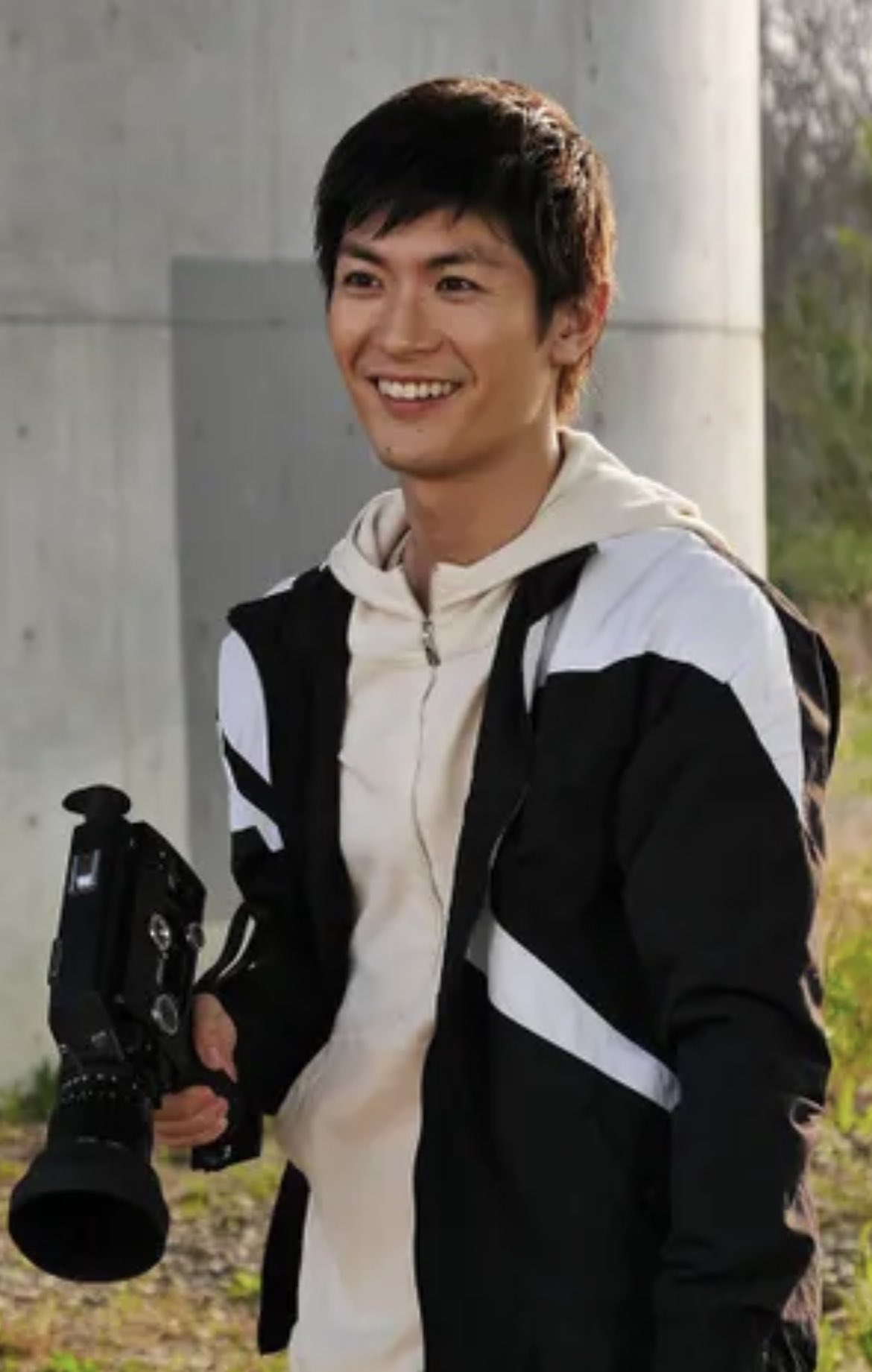 Haruma Yokikana 分け隔て無く優しく親切で 誰からも好かれる人 人一倍努力家で類稀な才能を持つ 超人気俳優なのにとても謙虚 いつもキラキラ輝き放ってるのに 一般人よりオーラを消せる ひとたび役に入ると人一倍貪欲で 決して妥協を許さない こんな俳優