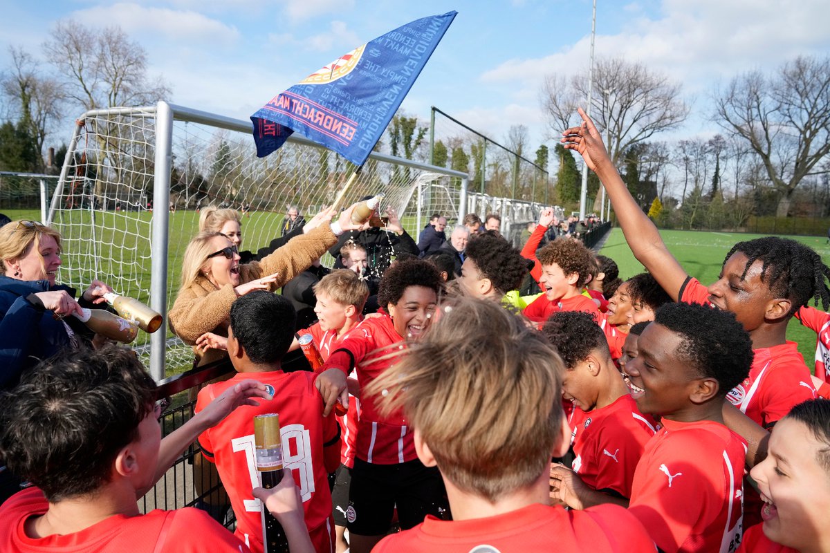 PSV's tweet photo. Daar is de volgende: ook PSV O13 = 𝗪𝗶𝗻𝘁𝗲𝗿𝗸𝗮𝗺𝗽𝗶𝗼𝗲𝗻! 🏆

#PSVAcademy https://t.co/xlwSPreBkg
