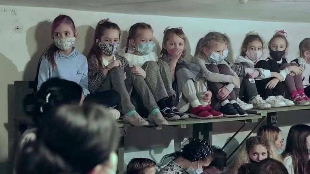 Esta foto de las niñas ucranianas en un refugio. Todo lo que nos dice esta foto.