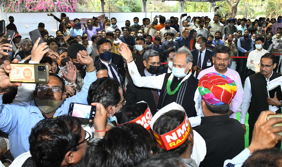 ashokgehlot51's tweet photo. राज्य बजट में एनपीएस के स्थान पर पूर्व पेंशन योजना एवं कर्मचारी कल्याण से जुड़ी अन्य घोषणाओं के लिए आभार व्यक्त करने प्रदेशभर से आज शाम को भी बड़ी संख्या में कर्मचारी मुख्यमंत्री निवास पहुंचे। कार्मिकों ने इन घोषणाओं के लिए अभिनन्दन किया और आभार जताया। https://t.co/6OTyxDFjkN