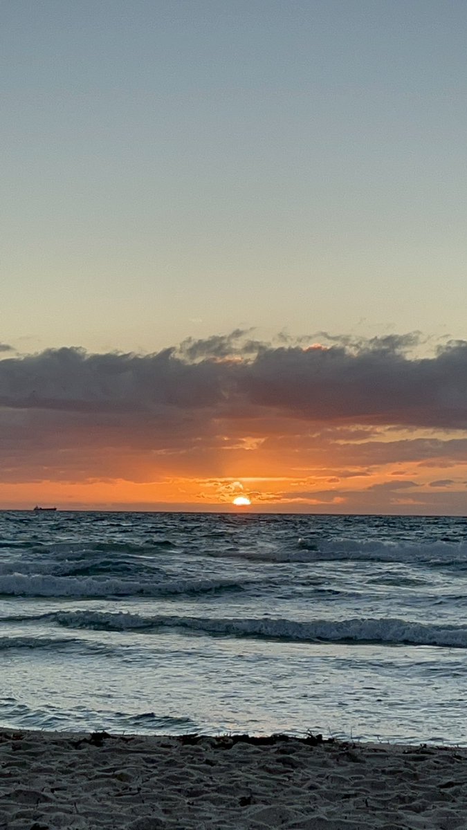 RossMcSkimming's tweet photo. Beat the sun up, that day one time difference will get you 🧟♂️😂 Awake at 4am #bubbleboatffc #whatdayisit @Flyfishclub https://t.co/pcQdYOBguR