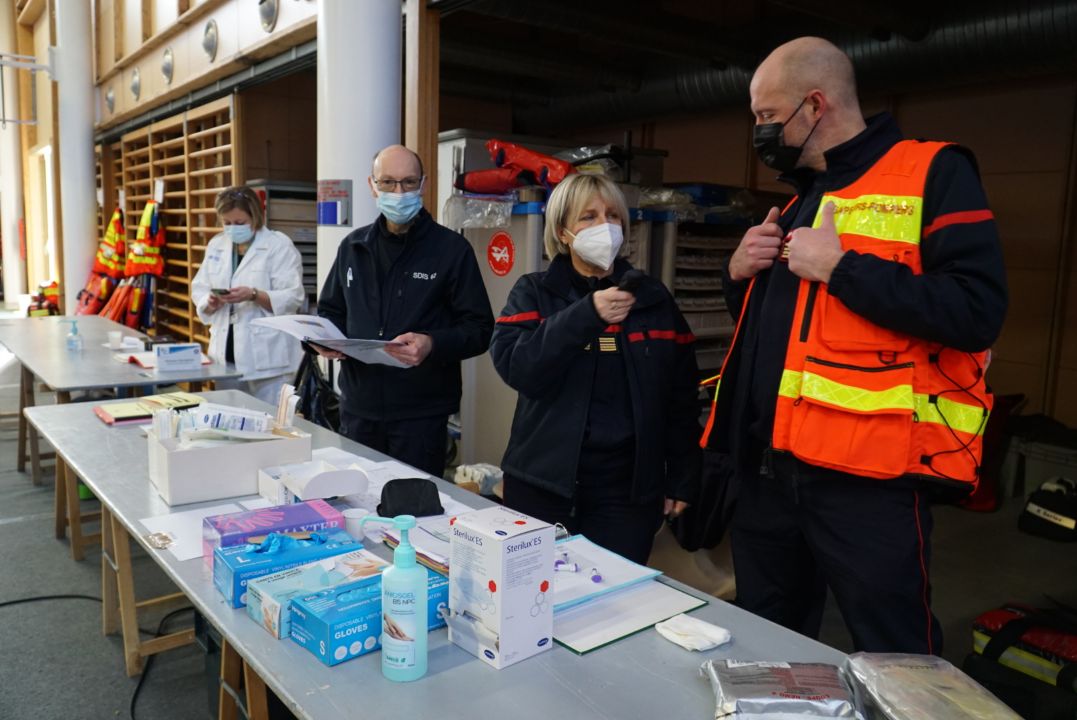 SDIS62's tweet photo. 1/2 [#Enduropale2022] les #SapeursPompiers dans l’action pour secourir les concurrents et le public sur la plage et l'esplanade. #PCSite #PCO activés pour la gestion des Secours #PMA pour la prise charge des victimes #PCVille pour les interventions extérieures au secteur course https://t.co/13U7HJsdyD