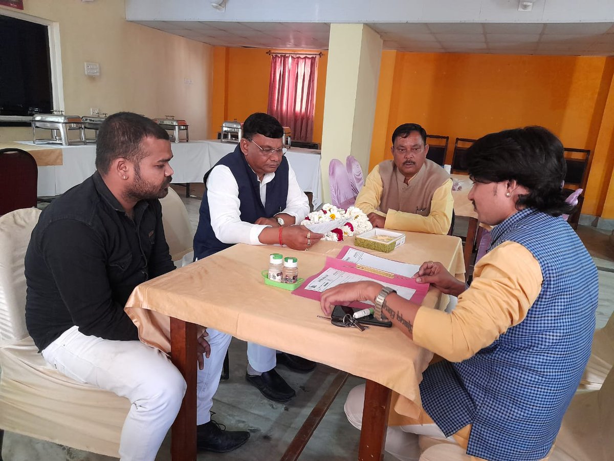 officialradhey1's tweet photo. #rldjayant
#rld
https://t.co/gIjP1QaLU6
आज राष्ट्रीय लोक दल पार्टी के बुंदेलखंड अध्यक्ष माननीय वीरेंद्र साक्षी जी से मुलाकात की और पार्टी से जुड़े हुए कई अहम मुद्दों पर चर्चा की।
जिलाध्यक्ष झांसी नितिन कुमार उर्फ राधेभैया
#officialradheybhaiya https://t.co/MJkdUWuqo4