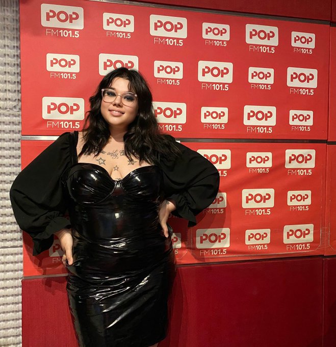 Mavi Bum - 3 pic. Ayer estuve en la radio con @CelesteGonzalez para @EscuelitaDeSexo ♡ hablando de findom y con este outfit solo espero que se arrodillen y me entreguen sus billeteras 🍒 les dejo todos mis links abajo ⬇️ https://t.co/RmfW3t7Guq