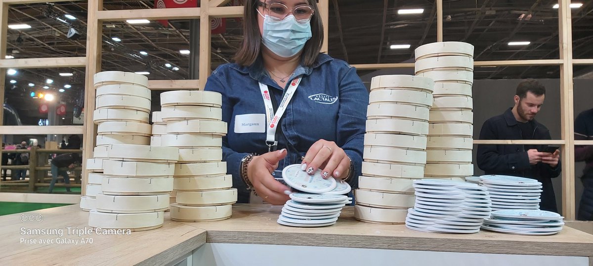 Préparation en #coulisses sur le stand <a href="/groupe_lactalis/">Lactalis</a> !  #SIA2022
