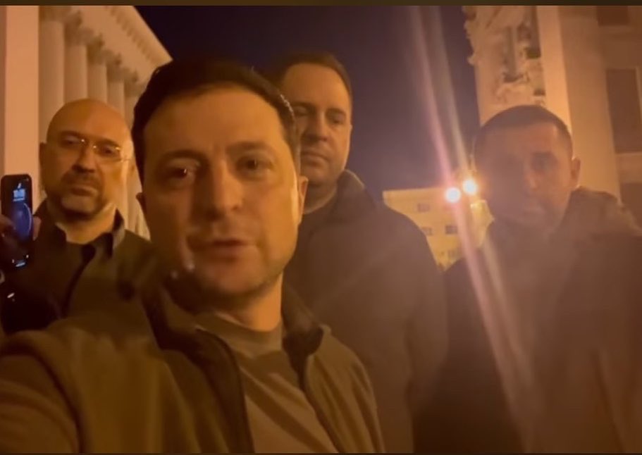 bonypertinezh's tweet photo. No deja de maravillarme la valentía de los líderes ucranianos. Desde su Presidente, su expresidente, sus ministros, sus Alcaldes, sus soldados y sus ciudadanos, todos dispuestos a nunca entregar su patria. Putin no los detendrá. Ucrania ganará. https://t.co/M1r45V63ts