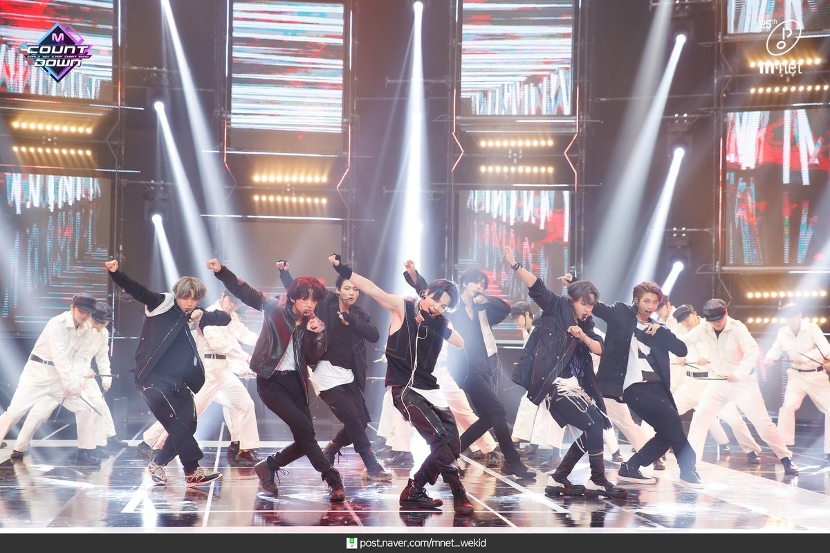 Бтс выступают. Бтс фанс. Арми корея бтс. Бтс концерт 2018. Бтс на сцене 2022.