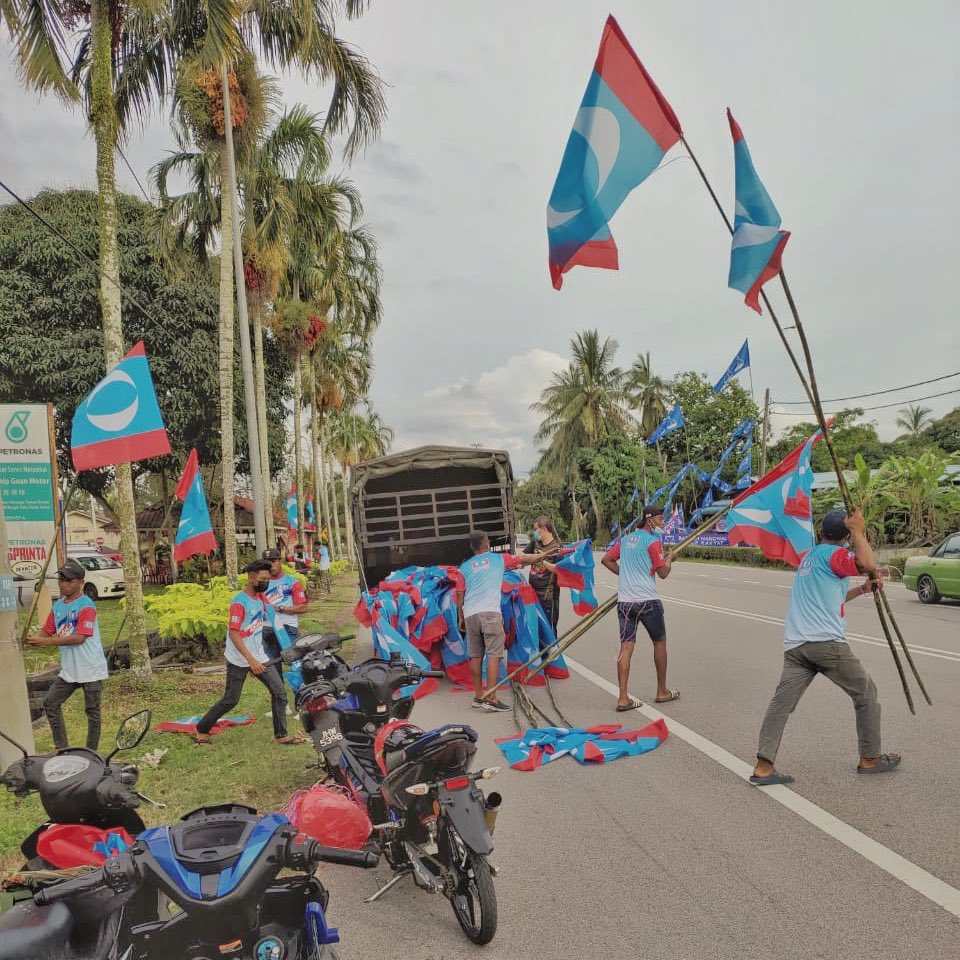 HasmiHashim's tweet photo. Tanpa berlengah, AMK Batu Pahat mula gerak bala tentera untuk naikkan Panji Keadilan di DUN Rengit.

Lawan sampai menang!

#prnjohor #johormemilih https://t.co/Io85my1m69