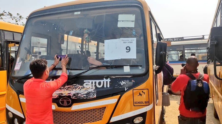 deo__kaushambi's tweet photo. जनपद कौशाम्बी में मतदान दिनांक 27 फ़रवरी 2022 हेतु ड्यूटी में लगे सभी मतदान कार्मिक अपने निर्धारित वाहन से अपने संबंधित बूथों के लिए रवाना होते हुए।
@SpokespersonECI 
@ECISVEEP 
@ceoup 
@CommissionerPrg
@deokaushambi
#AssemblyElections2022 
#GoVote https://t.co/0RpgSwRXnE