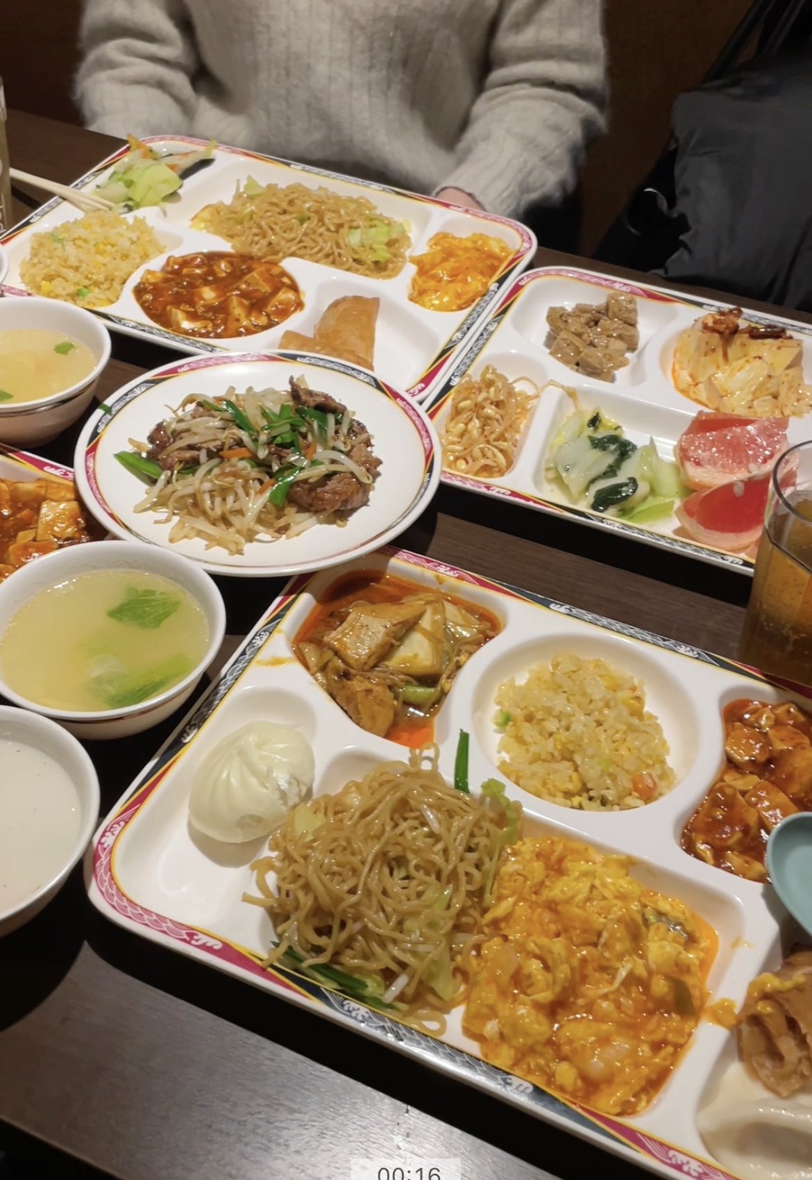 東京グルメ 公式 池袋グルメ 激安中華食べ放題ランチ 台北夜市 ランチタイム11時半から17時まで 麻婆豆腐やエビチリなどの中華料理が食べ放題ソフドリも飲み放題でたったの10円と激安 どれも本格的な味 唐揚げや豚足などお肉もあってお腹一杯に
