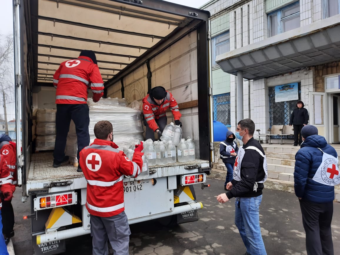ICRC's tweet photo. Yesterday, we delivered over 16,000 litres of clean water to people in Olenovka village, #Donbas.

As the security situation allows, we'll continue to do everything possible to help communities in #Ukraine. https://t.co/j1YQZ4x8R3