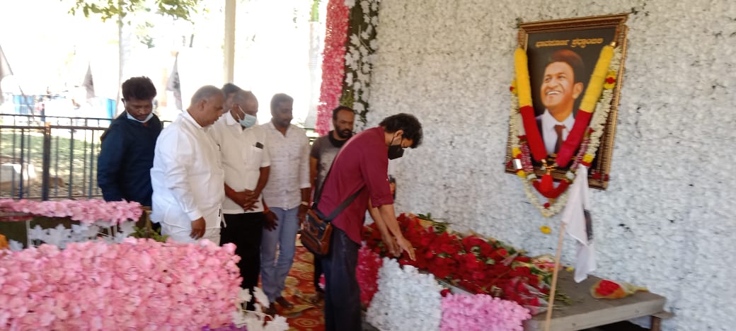 TalkiesByJR's tweet image. Anna❤ here, finally to pay his last respect 🥺 to #puneetrajkumar sir.

Again our anna💞 proved his good soul😌😍
#beast @actorvijay