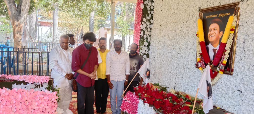TalkiesByJR's tweet image. Anna❤ here, finally to pay his last respect 🥺 to #puneetrajkumar sir.

Again our anna💞 proved his good soul😌😍
#beast @actorvijay