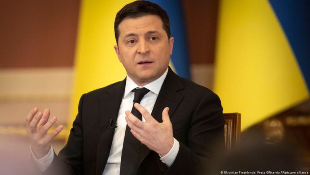 francisleroux35's tweet photo. Du rire aux larmes. #Zelensky ce président courageux qui surprend le monde entier. Alors que les USA ont proposé d'évacuer #Zelensky, qui a refusé. «Le combat est ici, j'ai besoin de munitions, pas d'un taxi, nous allons défendre chèrement notre #ukraine» 
Admiration et respect🇺🇦 https://t.co/dV0rxWUywd