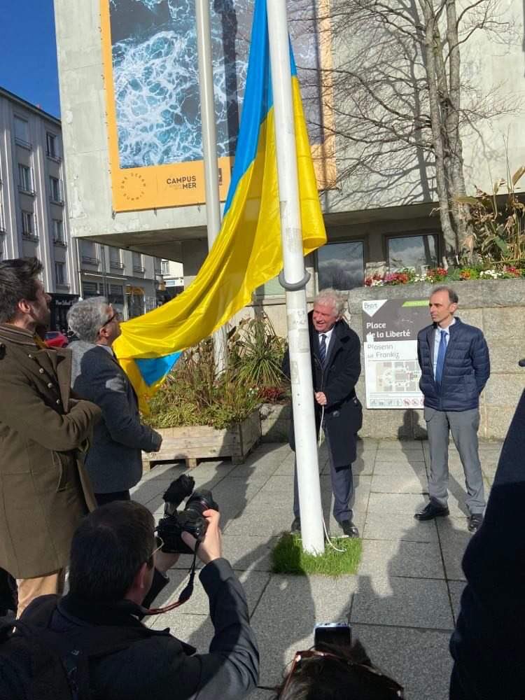 Hier, François Cuillandre, maire de @BrestFr, hissait le drapeau ukrainien, entouré des élu.e.s, en soutien au peuple ukrainien.
Les militant.e.s <a href="/UDB__/">Union Dém. Bretonne</a> et <a href="/elusudbbrest/">Élu·e·s Union Démocratique Bretonne de Brest</a> participeront cet après-midi au rassemblement contre la guerre en Ukraine, 14h30, place de la Liberté.