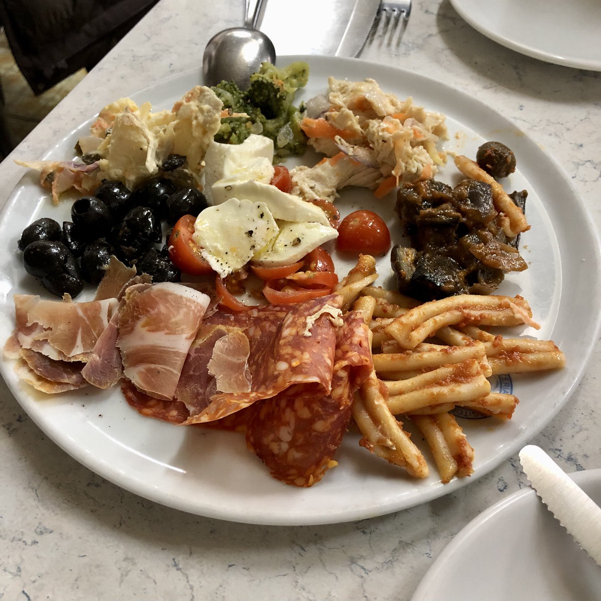 yagisachi's tweet image. ダイーサに行ってきた。美味しかった〜。食べ過ぎて胃がパンパン。最初の頃の味とサイズに戻ってた。メニューは変わってピザだけになってた。
でも相変わらず行列で混んでた。
オリーブ苦手なのにオリーブのピザ食べてみた。これは食べられた。
#daisa #ダイーサ #ピザ