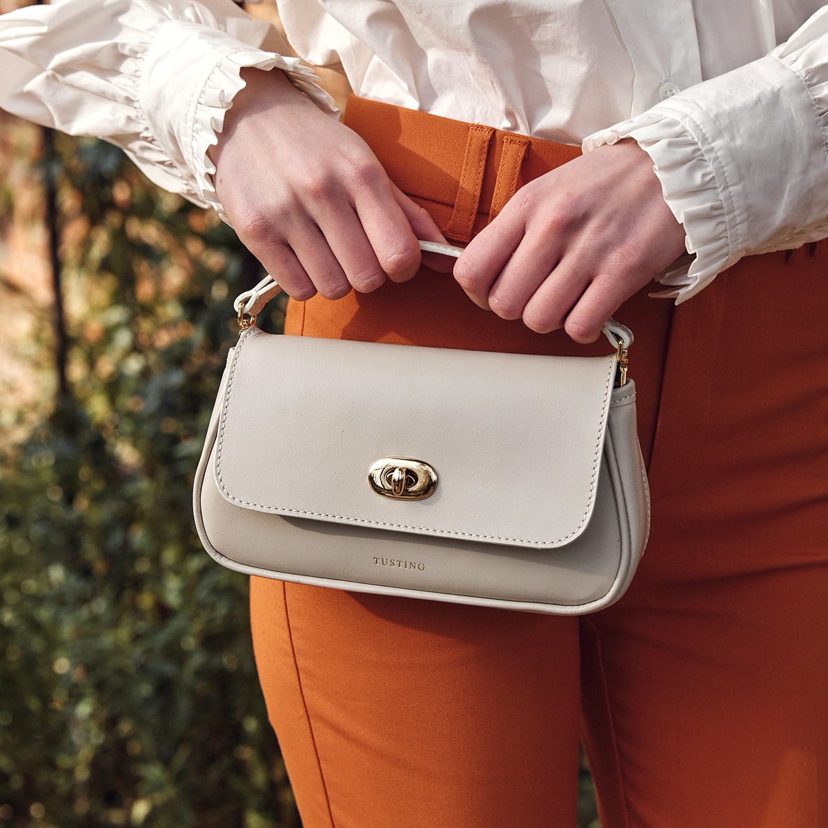 Gorgeous Hettie comes in a wide range of colour-ways including Alabaster, a new addition to our colour choices for Spring: bit.ly/3JQFTie

#minibag #handmadeinengland