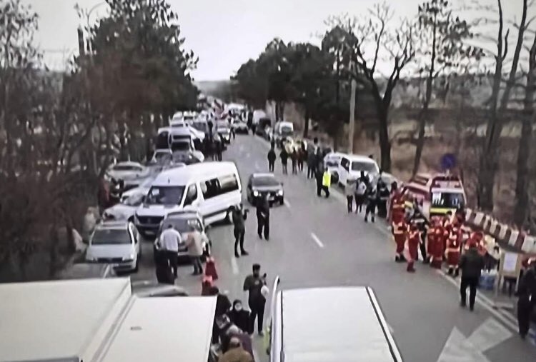 GuajeSalvaje's tweet photo. Los rumanos colapsan la frontera con Ucrania con sus vehículos particulares para ir a recoger a los refugiados ucranianos. Y en la frontera polaca, igual.

Es la solidaridad y la empatía de quienes durante décadas sufrieron bajo el yugo del comunismo y del imperialismo soviético. https://t.co/R8FKZ95nnp