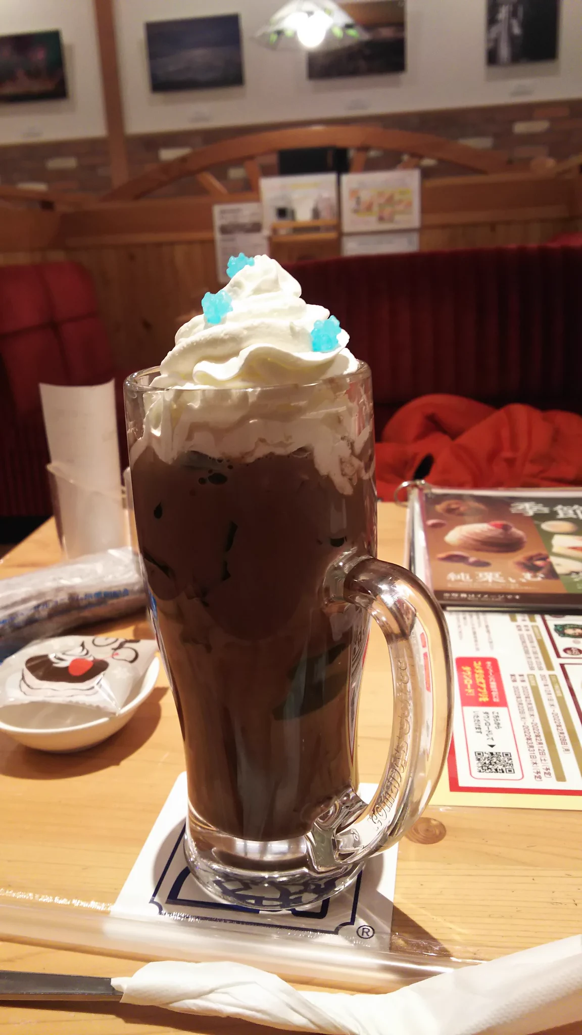 @moftt33 マクドナルド他一般のファーストフード店のサイズが刷り込まれている分コメダのそれが予想以上になってしまうのです。参考までに鬼滅コラボ中のドリンクになります。 