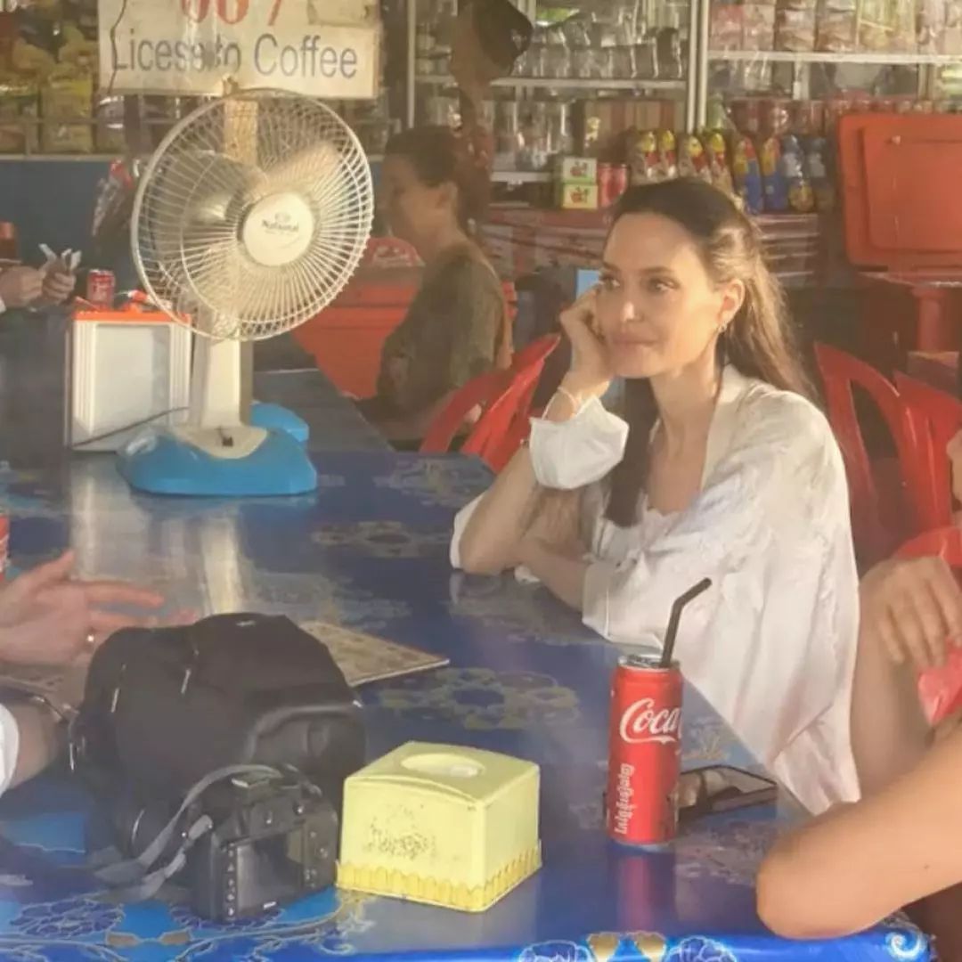 Angelina Jolie in Kalenderya in Cambodia