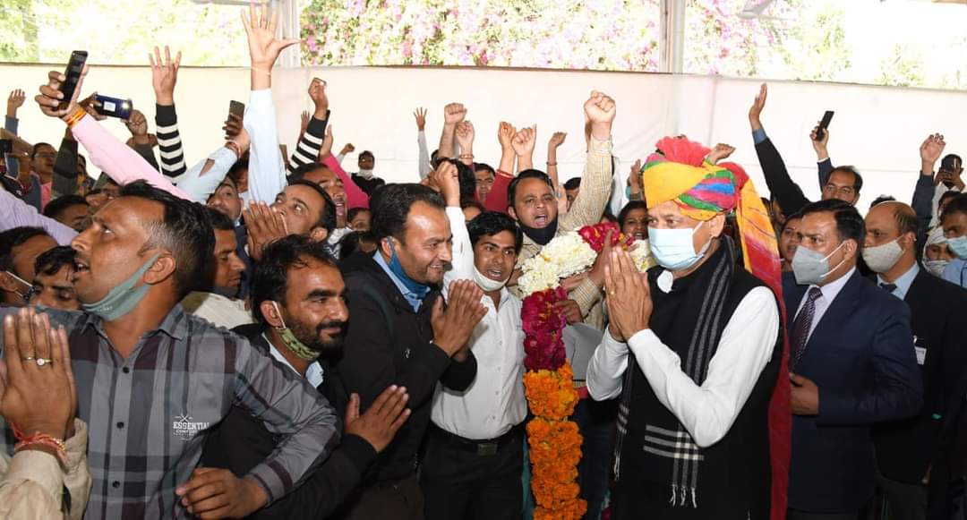 बहुत बहुत आभार माननीय CM <a href="/ashokgehlot51/">Ashok Gehlot</a> जी आपके संवेदनशील और लोक कल्याणकारी निर्णयों के लिए। पूर्व प्राथमिक शिक्षक (NTT) पद को शिक्षा विभाग में मर्ज करके #पूर्ण_शिक्षक के रूप में शीघ्र न्याय मिलेगा। <a href="/_lokeshsharma/">Lokesh Sharma</a> <a href="/artizzzz/">Arti Dogra</a> <a href="/RajCMO/">CMO Rajasthan</a> <a href="/DrBDKallaINC/">Dr. Bulaki Das Kalla</a>