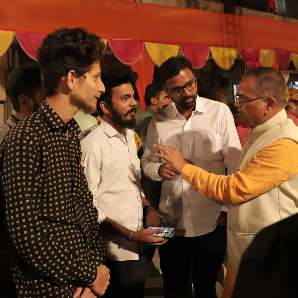 ParabVipul's tweet photo. मा जिजाऊराजे यांचे वंशज प्रा. नामदेवराव जाधव यांना चाकरमानी मोबाइल ऍप ची माहिती त्यावेळी त्यांनी चाकरमानी या संकल्पनेचे कौतुक केले.
@chakarmani @Namdevraojadhav https://t.co/lDtV8dOp8d