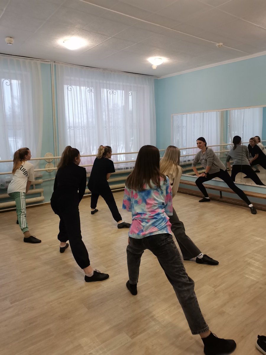 modelkultdom's tweet photo. 25 февраля руководитель хореографического ансамбля «Элегия», Дарья Иванникова провела спортивную разминку «Начинаем день с зарядки», на которой рассказала присутствующим о важности зарядки по утрам и показала упражнения, которые должны делать каждое утро юные танцоры и не... https://t.co/NtQzf9nP4u