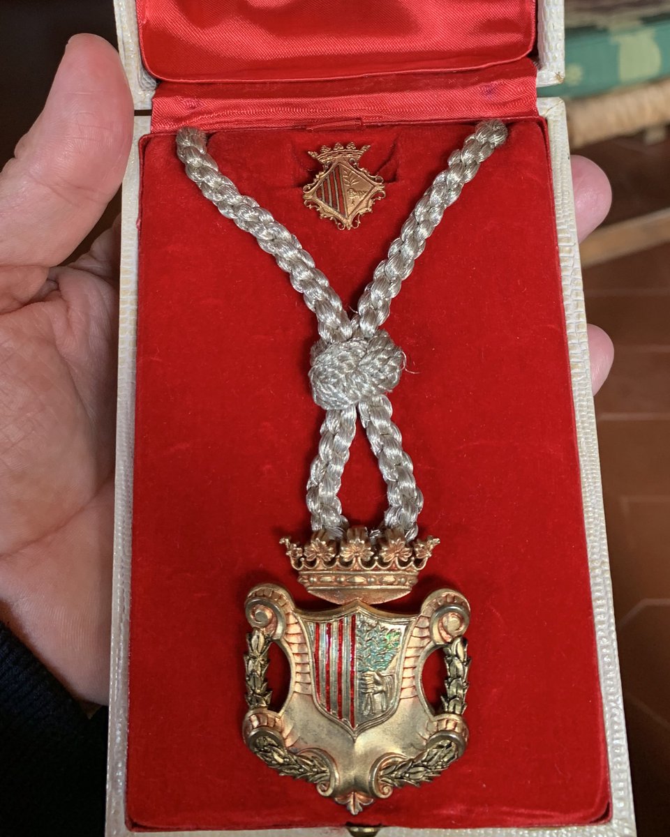 MiquelReyC's tweet image. Als anys 1960 a @matarocat regalaven pins i medallons als regidors, com aquest del meu avi Joan Rey Català regidor del “terç familiar” la primera obertura al sufragi directe del 33% del Ple. Ell va guanyar amb el següent slogan: “no em voteu per Rey, voteu-me per Català!”