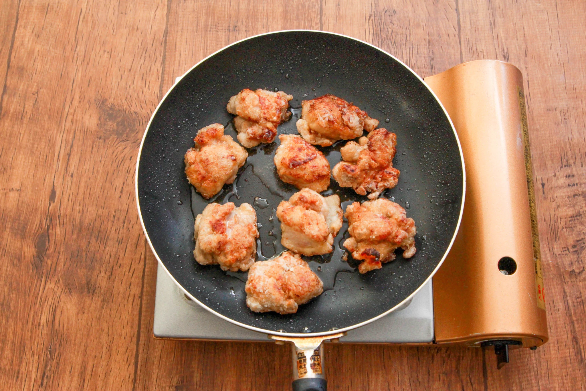 ポン酢と味噌の味付けがとっても美味しそう！少量の油で作れちゃう「唐揚げ」レシピ！