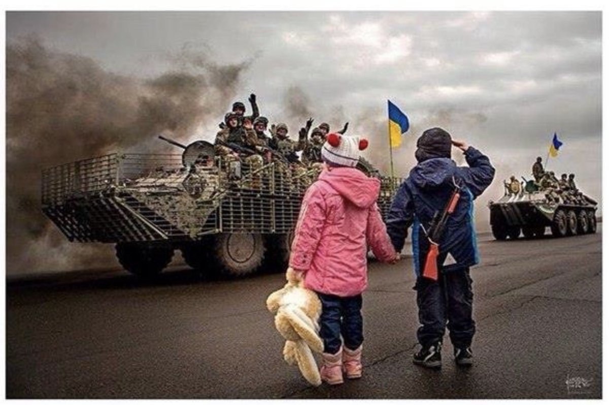 glocky9's tweet photo. Ukrainian military, 

Photo taken by Dmytro Muravsky, 

"A photo that will go down in history," https://t.co/QJ2jZ7WrJI