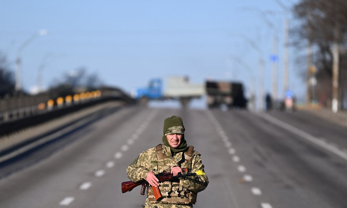 theipaper's tweet image. The President issued a plea for people from abroad to join the fight “directly” and “in a united way”.

“Every friend of Ukraine who wants to join Ukraine in defending the country please come over, we will give you weapons,” he said in a fresh address.

inews.co.uk/news/world/kyi…
