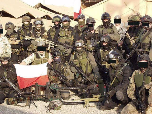 periodistan_'s tweet photo. Polonia: no, de ninguna manera podemos jugar al fútbol contra Rusia porque invadieron Ucrania.

Also Polonia: uh, cierto que mandamos 2.500 soldados a invadir Iraq y más de 30.000 a Afganistán... https://t.co/4I36Di0JGg