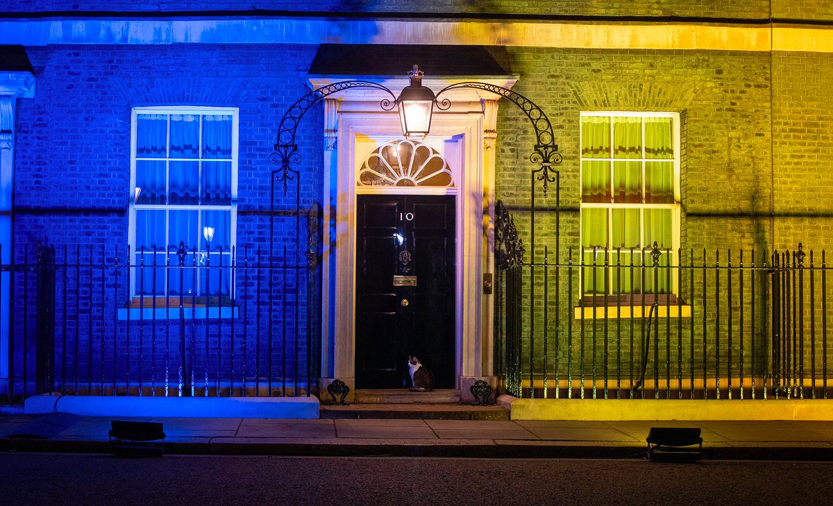 ThatMumboJumbo's tweet image. Our government lights it&apos;s door blue and yellow so the media can get nice photos of us &apos;standing with Ukraine&apos; while they simultaneously stop accepting visa applications from actual Ukrainians fleeing the country.