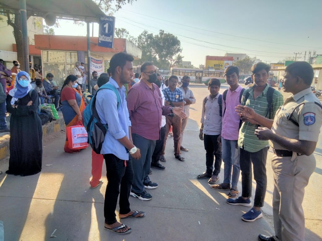 psshadnr_cyb's tweet photo. #ShadnagarPolice Staff Conducted awareness programme, explained on Ganja, Drugs, #CyberCrimes, CC Cameras in front of Devi Grand Hotal, Shadnagar..
క్రెడిట్ కార్డ్ లు ఇస్తామంటూ ఎవరో అపరిచితులు పంపించిన లింకులు క్లిక్ చేస్తున్నారా? అలా చేస్తే మీ ఖాతాలో డబ్బులు మాయమావటం ఖాయం.. https://t.co/ZydbEJ3827
