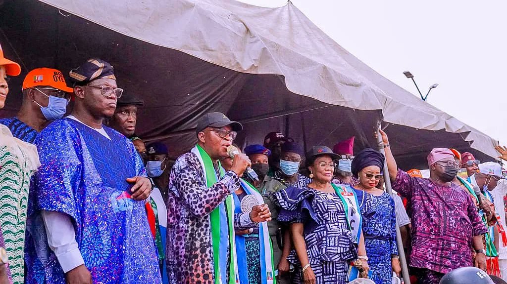 Osun APC primary:: Oyetola appreciates party leaders, supporters 

Governor Adegboyega Oyetola has again thanked party leaders, supporters, loyalists and critical stakeholders for the huge support they gave him, including trooping out en masse...

m.facebook.com/story.php?stor…