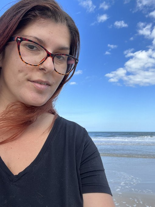 One last time dipping my feet in the ocean yesterday https://t.co/LEAmVXsqRp