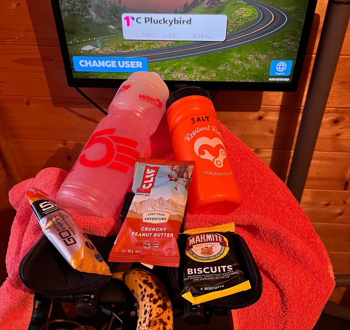 Pluckybird68's tweet photo. Fallen in love with the Peanut Butter crunch Clif bar - just what was need for my long Zwift session today ππ΄ββοΈ #bricksession #halfironmantraining #uktrichat #speedypluckers #personaltrainer @GoZwift @ClifBar @HIGH5Nutrition #peanutbutter https://t.co/yEmTfoaABO