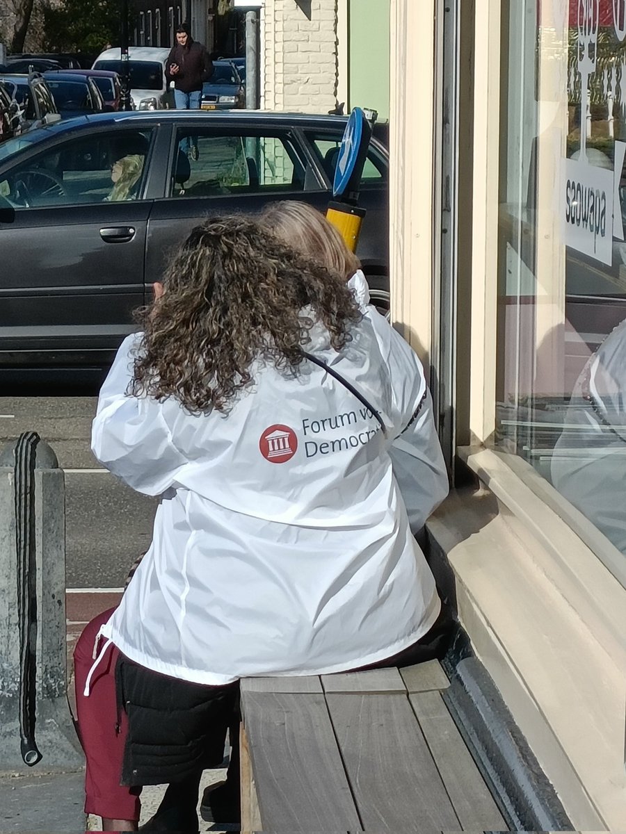 DerkdeVriesz's tweet photo. Kijk nou 2 flyerende mutsen van de FVD in Utrecht... Heb ze gevraagd of ze wel helemaal lekker zijn...

#fvd #utrecht #opzouten #idioten #straatvervuiling https://t.co/QCSzAR1TlD