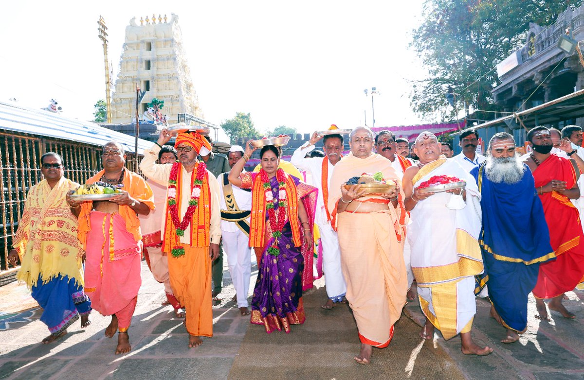 sbmsdevasthanam's tweet photo. #Mahashivaratri #Bramhotsavam - Day – 5

Pattuvastra Samarpana 

#srisailadevasthanam #srisailamahakshetram #worshipfromhome #mahalingam #jyothirlingam #shaktipeetam #mahakshetram #mallikarjunaswamy #bhramarambadevi #shivaparvati #srisailamtemple #srisailamonline #jyotirling https://t.co/ajj96RZmxd