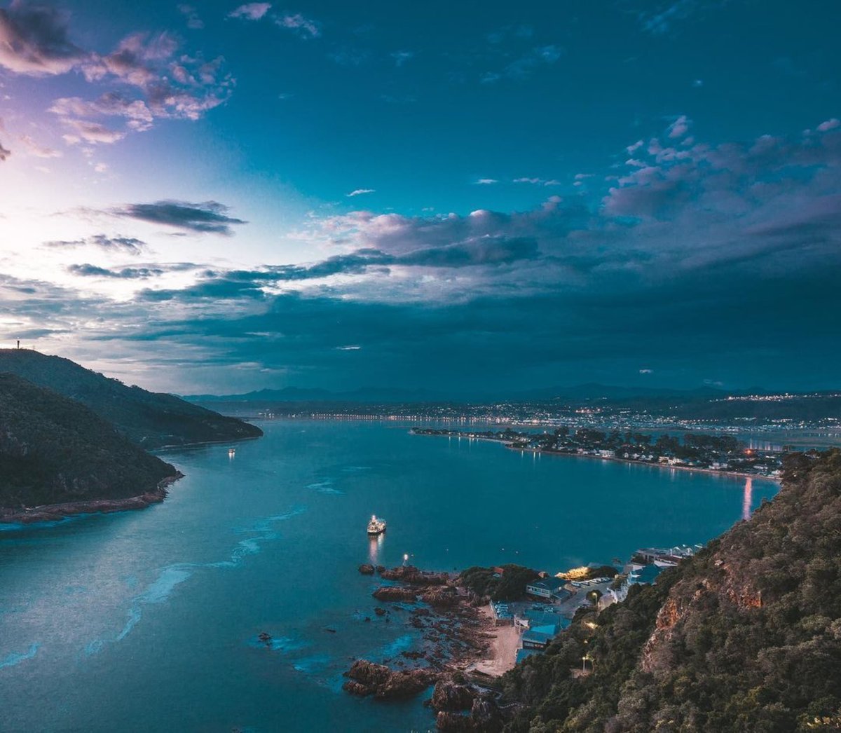 visitknysna's tweet image. Four epic viewpoints in Knysna. Which one would you visit first? #VisitKnysna
1 👉 The Knysna Heads 
2 👉 Margaret's Viewpoint 
3 👉 Cloud 9
4 👉 Spitzkop 

📸 IG/captainsandson; 📸 IG/stephanjohan; 📸 IG/smiling_lisa; 📸 AndrewAveley

#KnysnaViewpoints