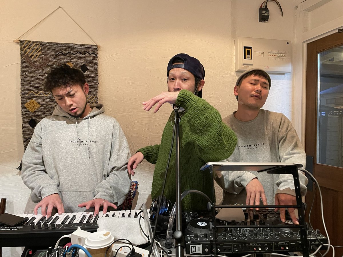 EMPTYKRAFT's tweet photo. ついに明日🔥🔥🔥

2022年2月27日(日)

無観客配信LIVE【EMP-TV】
at STUDIO MILL SPICE

LIVE : YU-TA＋Hassy＋憲生 FROM EMPTY KRAFT

ライブ配信 20:00 / 打ち上げ配信21:00

視聴URLチケットの購入はこちら💁‍♂️
https://t.co/cl002h8vEp

#emptykraft
#emptv
#配信ライブ https://t.co/Y9d2YmXuT3