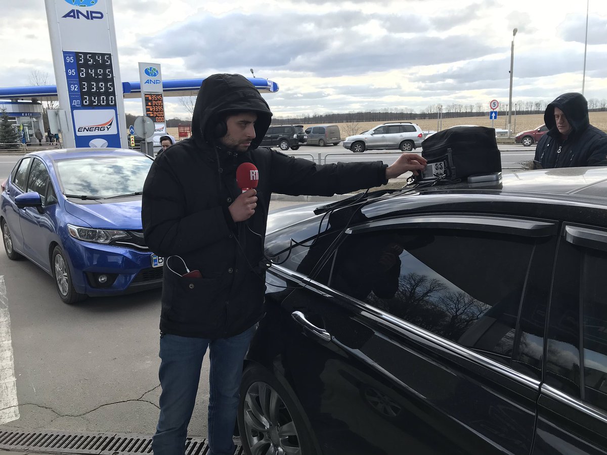Gautier_DB's tweet photo. Édition spéciale @RTLFrance depuis cette station-service sur la route qui relie Kiev à Lviv dans l’Ouest du pays, pour vous raconter la situation en Ukraine. @morad_djabari https://t.co/eIJadVJZig