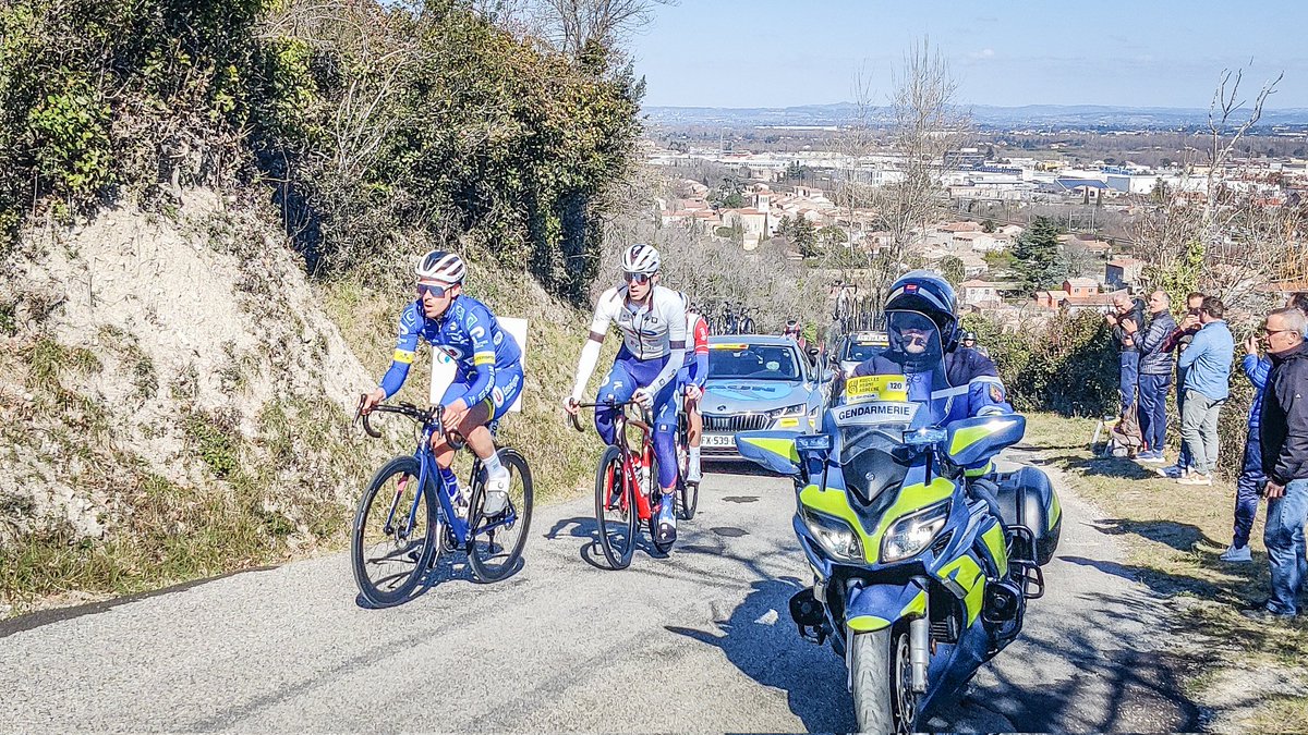 3 hommes sont en tête dans la première ascension de la côte de Val d'Enfer :
- Jérémy Cabot (TotalEnergies)
- Bruno Armirail (Groupama-FDJ)
- Mathias Le Turnier (Team U Nantes Atlantique)
Ils possèdent 4' d'avance sur un peloton emmené par l'équipe Quick-Step Alpha Vinyl.
#BDA22