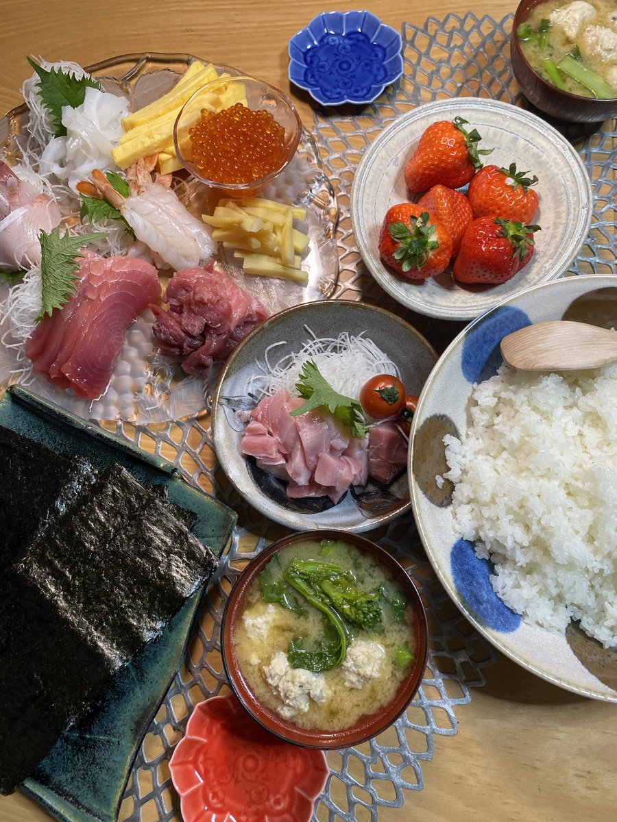 今日の Ψ( 'ч' ☆) 手巻き寿司 昨日の豆腐ハンバーグのタネで作ったお団子と菜の花のお味噌汁 いちご ホントはもっと並ぶ予定だったのに ねー、まだーと甥っ子が言うので🥺