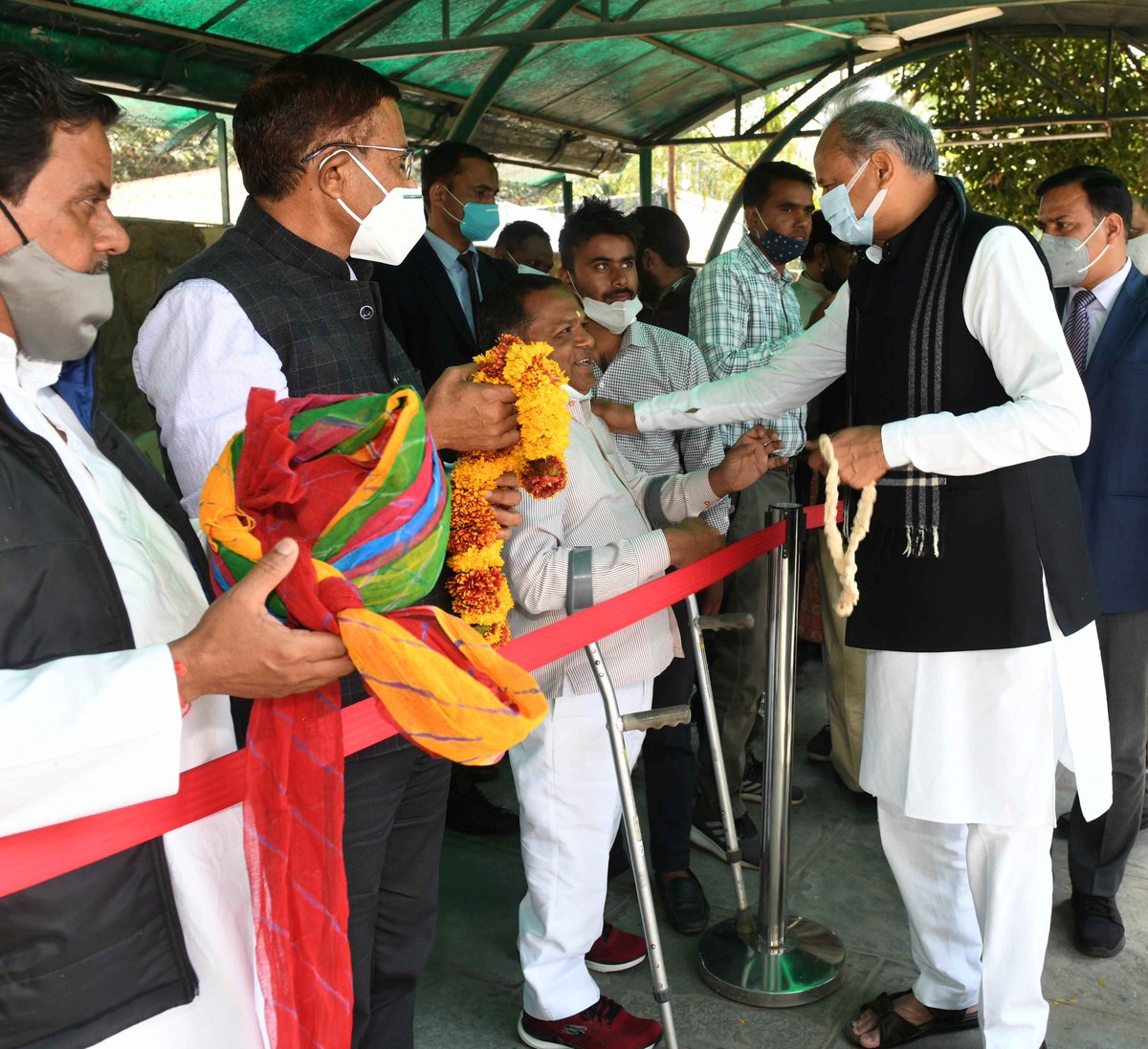 ashokgehlot51's tweet photo. प्रदेश भर से आए कर्मचारी संगठनों के पदाधिकारियों ने कहा कि एनपीएस के स्थान पर पुरानी पेंशन योजना लागू करने की घोषणा कर सरकार ने लाखों कर्मचारियों एवं उनके परिवार का भविष्य सुरक्षित किया है। राजस्थान से इस दिशा में अभूतपूर्व पहल हुई है। इसका सकारात्मक संदेश पूरे देश भर में गया है। https://t.co/94lHQATlpr