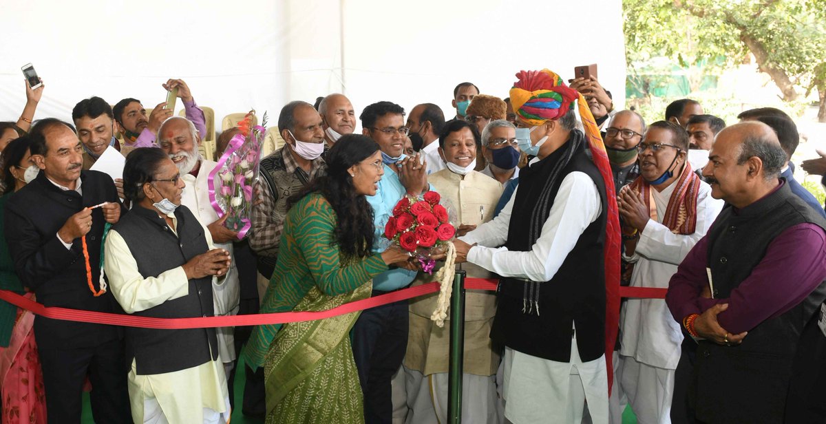 ashokgehlot51's tweet photo. प्रदेश भर से आए कर्मचारी संगठनों के पदाधिकारियों ने कहा कि एनपीएस के स्थान पर पुरानी पेंशन योजना लागू करने की घोषणा कर सरकार ने लाखों कर्मचारियों एवं उनके परिवार का भविष्य सुरक्षित किया है। राजस्थान से इस दिशा में अभूतपूर्व पहल हुई है। इसका सकारात्मक संदेश पूरे देश भर में गया है। https://t.co/94lHQATlpr