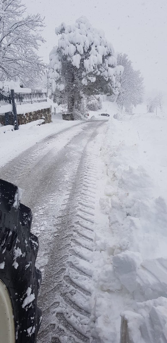 PrimaPaginaOn's tweet photo. Nevica a cielo aperto nelle zone interne dell'#ascolano e del #fermano. #Amandola: oltre 20 cm in città e più di 30 in montagna. Mezzi spazzaneve in funzione per garantire i collegamenti
@FofoMarinangeli @Amandolacomune #neve #maltempo https://t.co/yMBxHjGaK5